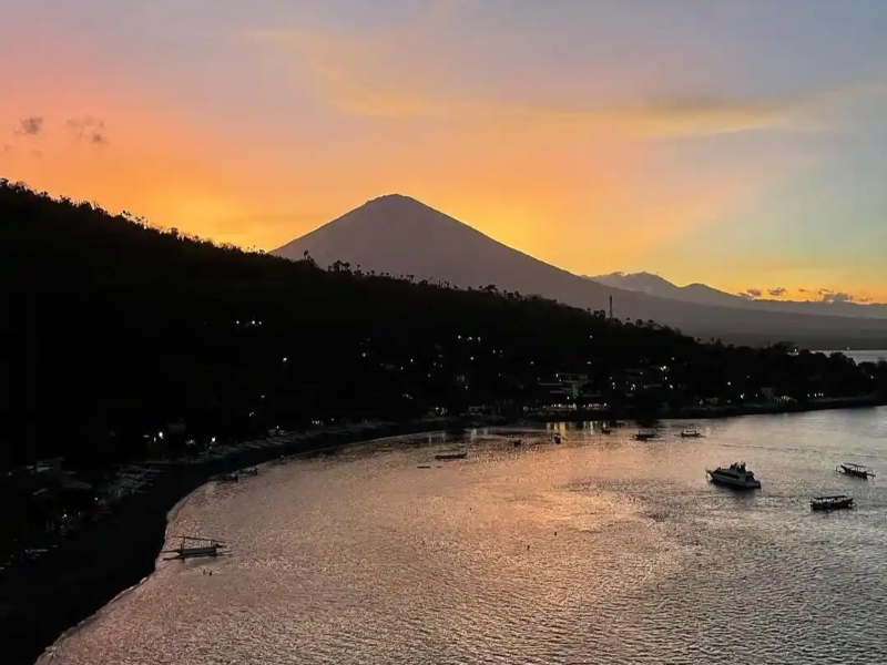 The Dramatic Bay And Sunset Scenery